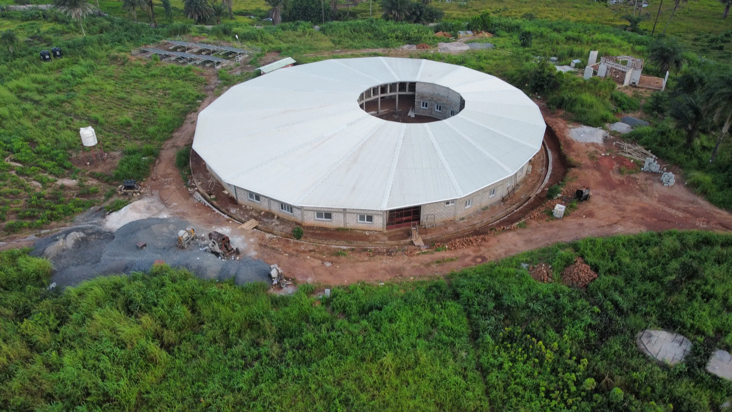Vista aérea del centro de la ONG Child Heroes en Sierra Leona: un edificio circular con patio central rodeado de vegetación