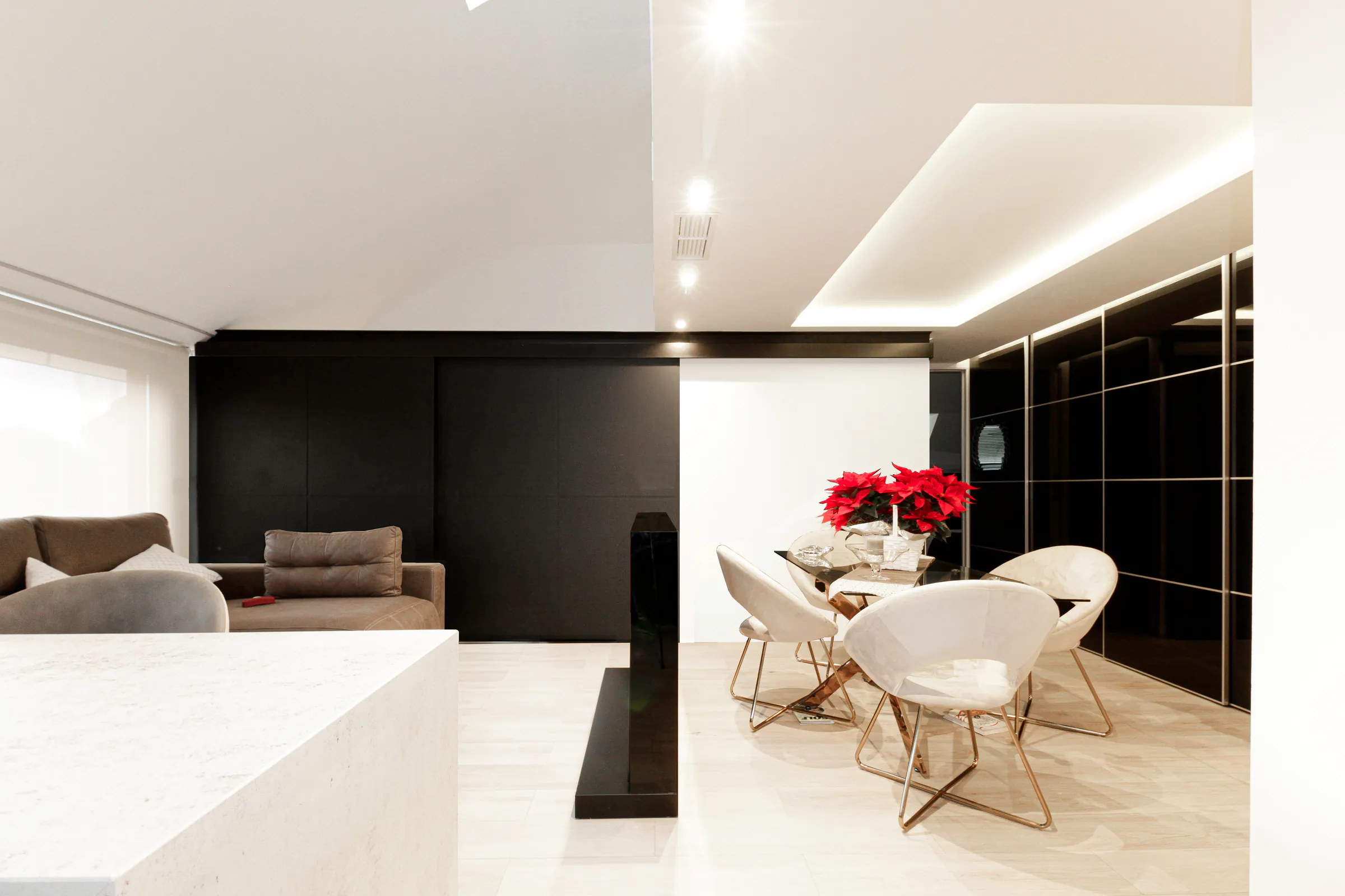 Salón-comedor de un dúplex reformado en Las Rozas, en blanco y negro